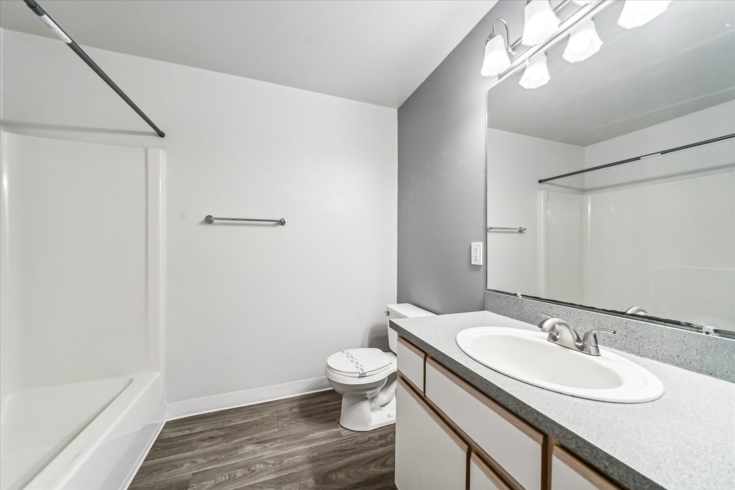 Oak Park Village Apartments Image 33