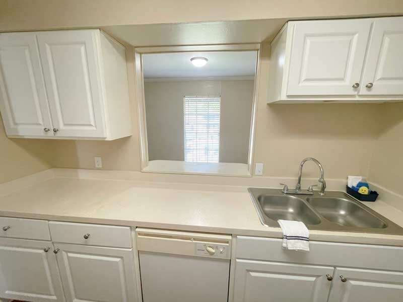 Chateau Apartments Image 21