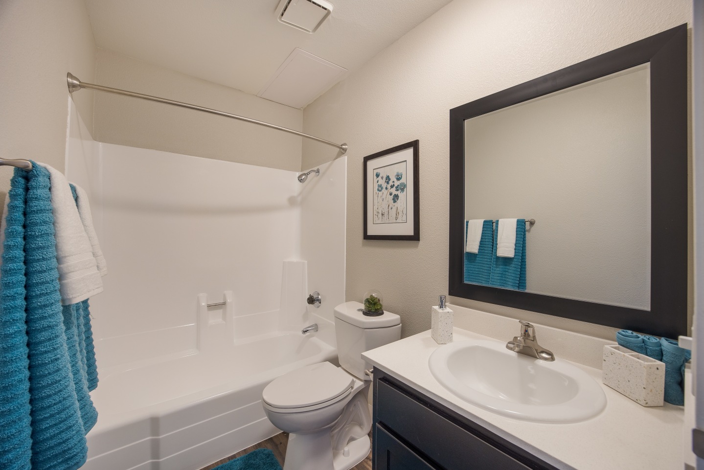 2900 Lux Apartment Homes Image 8