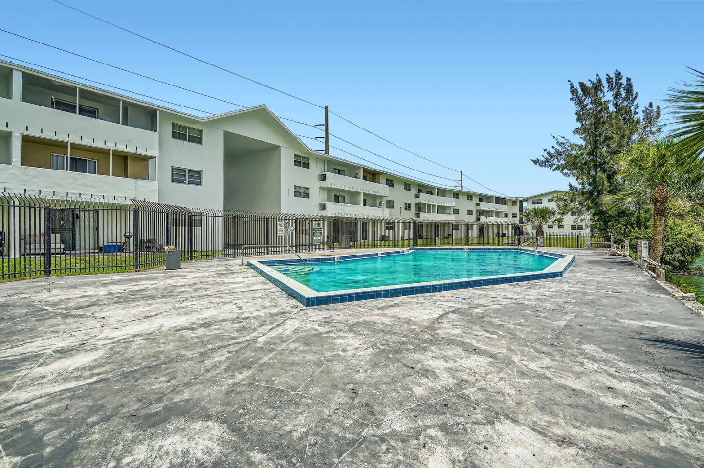 Lakeshore Presidential Apartments Image 12