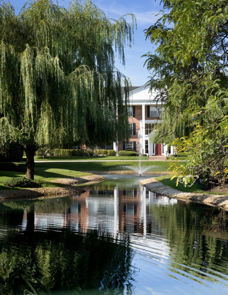 Versailles on the Lakes Oakbrook Image 2