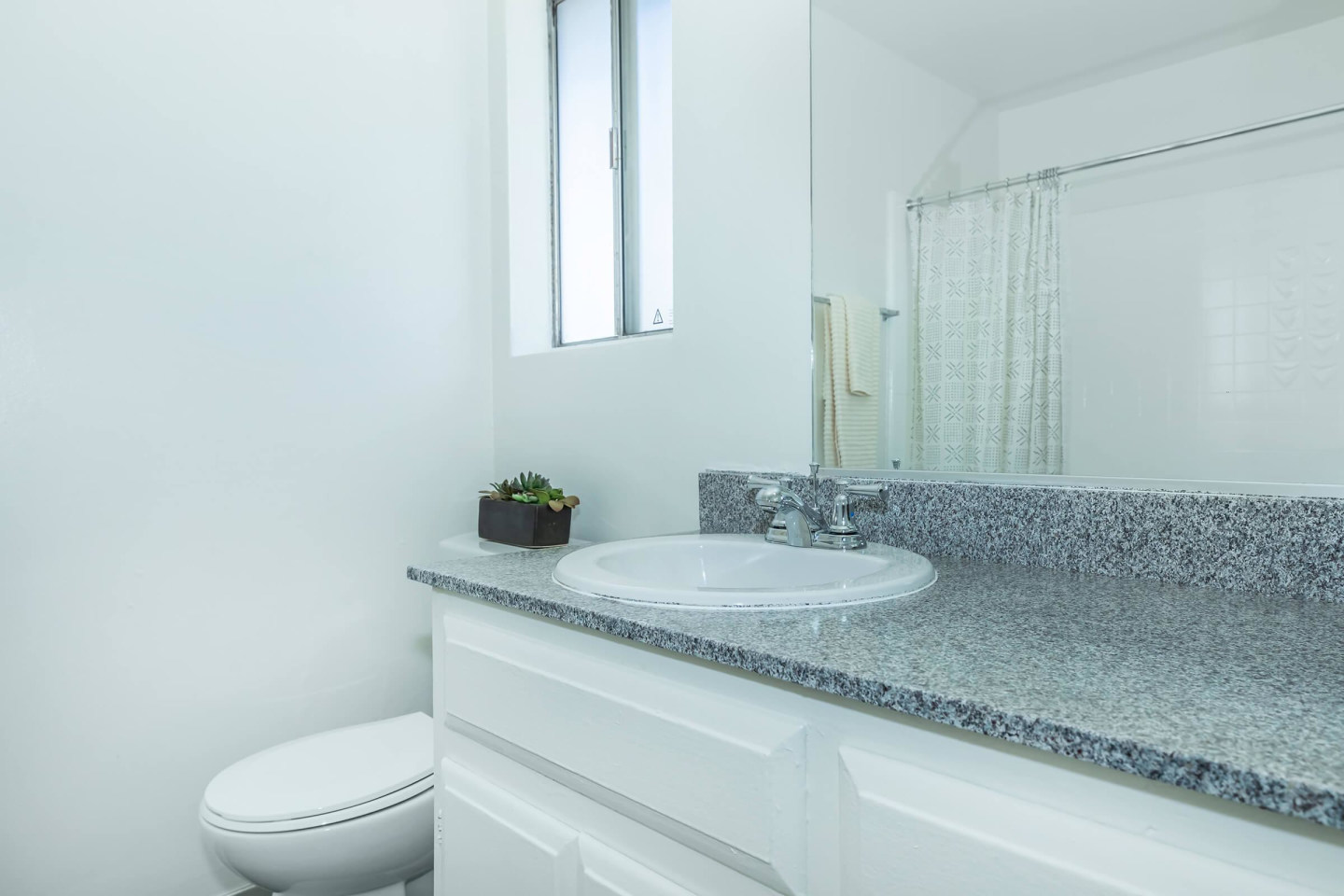 Buena La Vista Apartment Homes Image 21