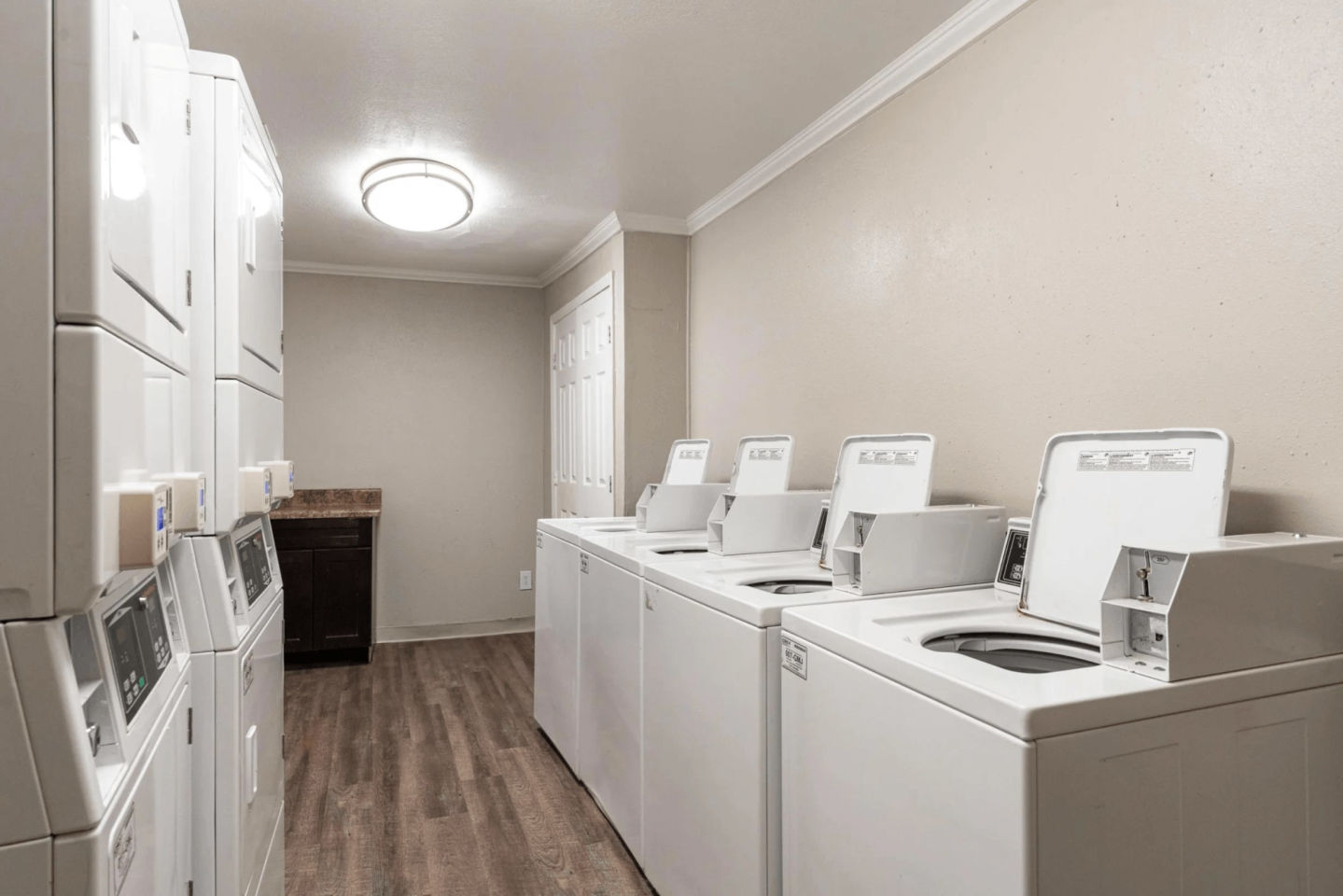 300 Riverside Apartment Homes Image 23