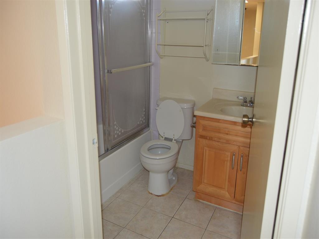 157 S Hoover St Image 7