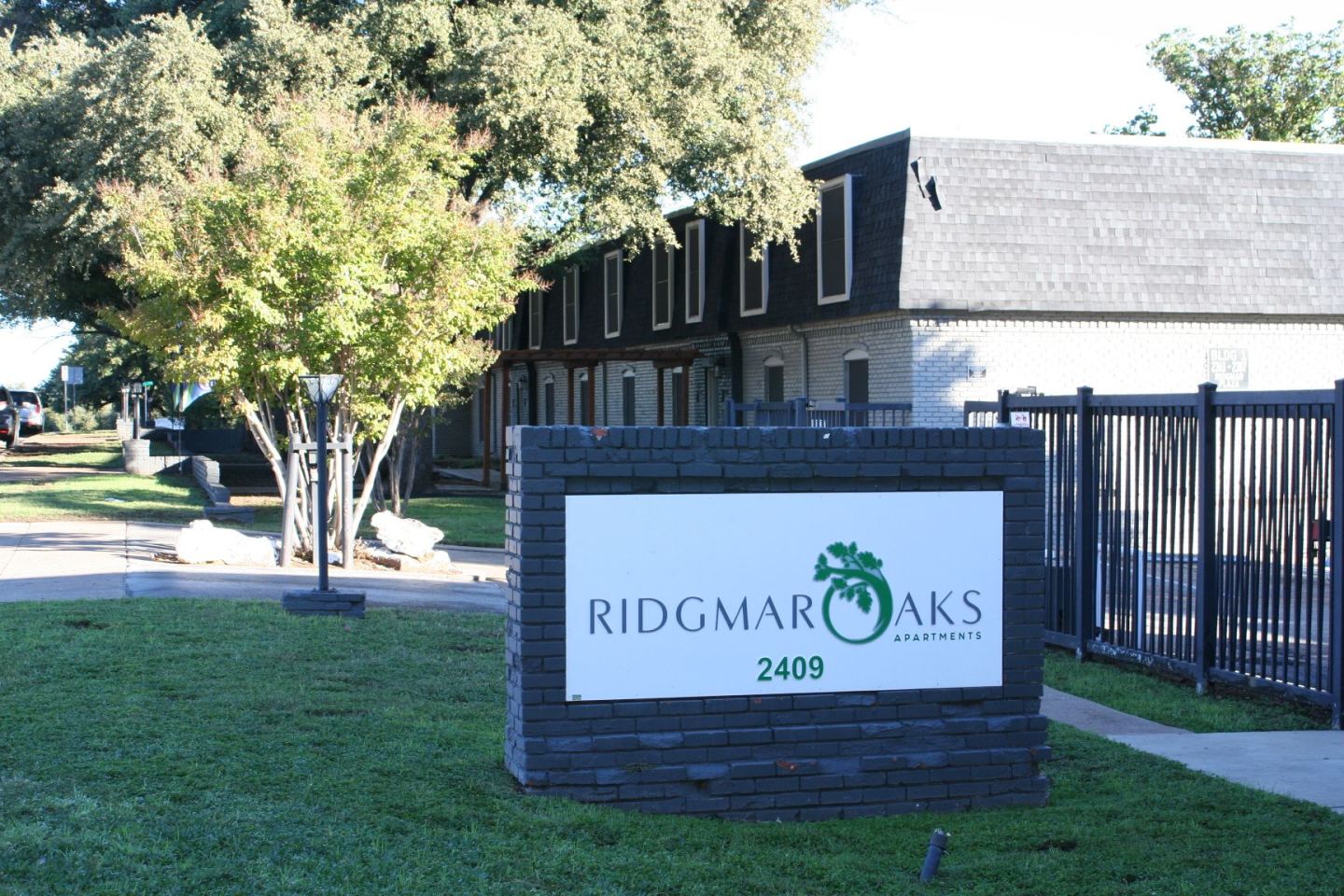 Ridgmar Oaks Apartments Image 1