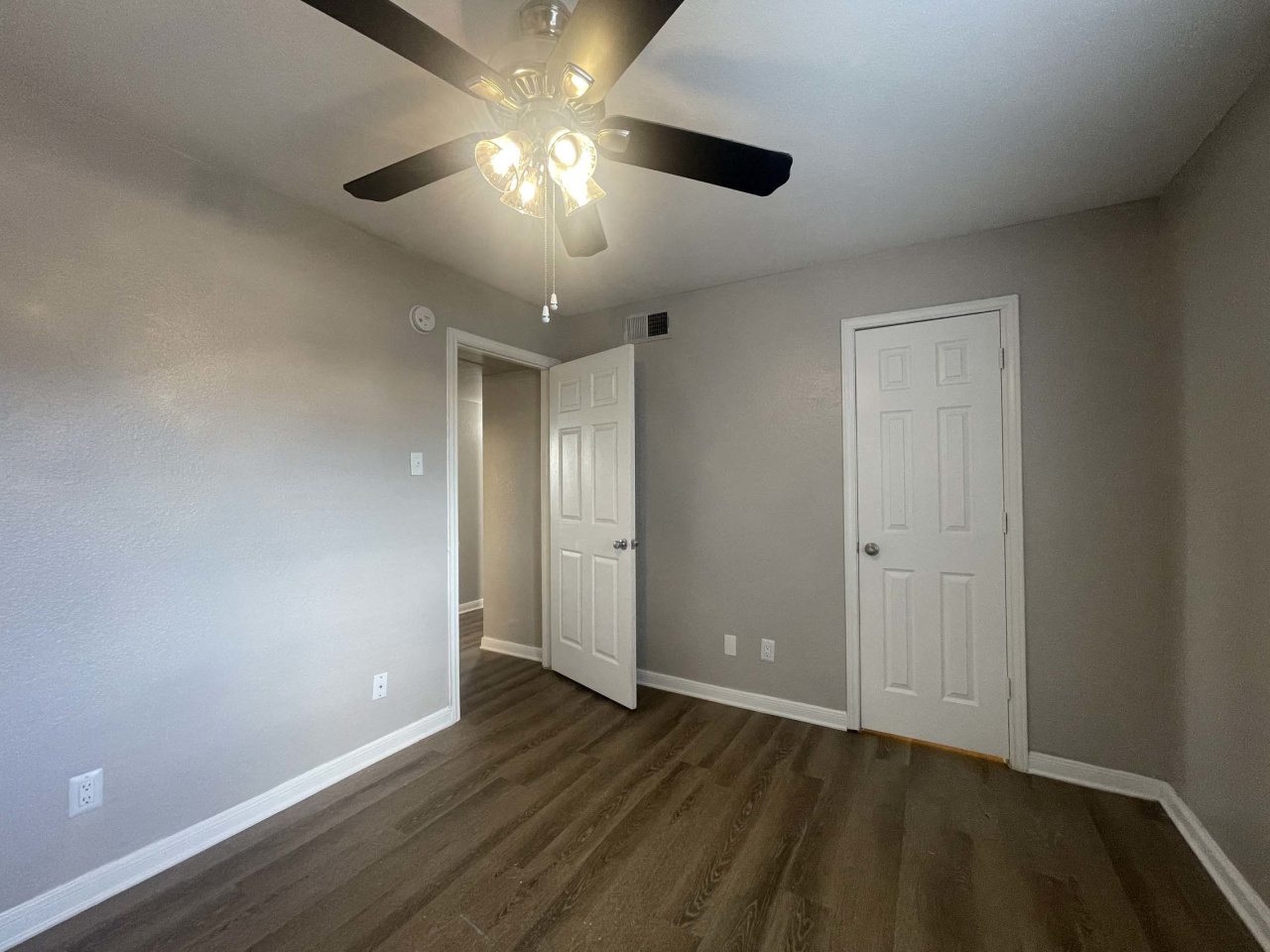 Whispering Oaks Apartments Image 16