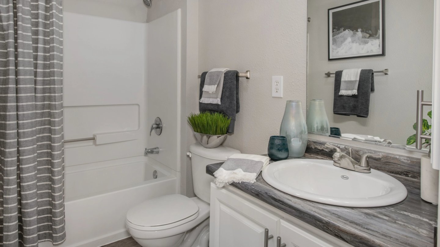 Lenox West Luxury Apartments Image 14