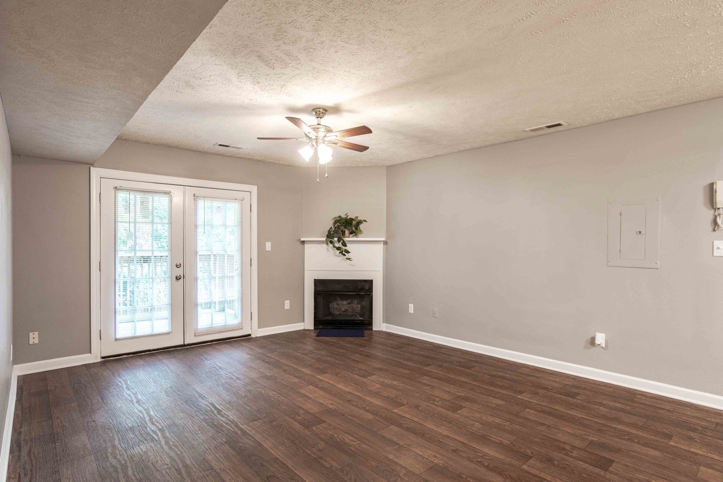 Whispering Oaks Apartments Image 8