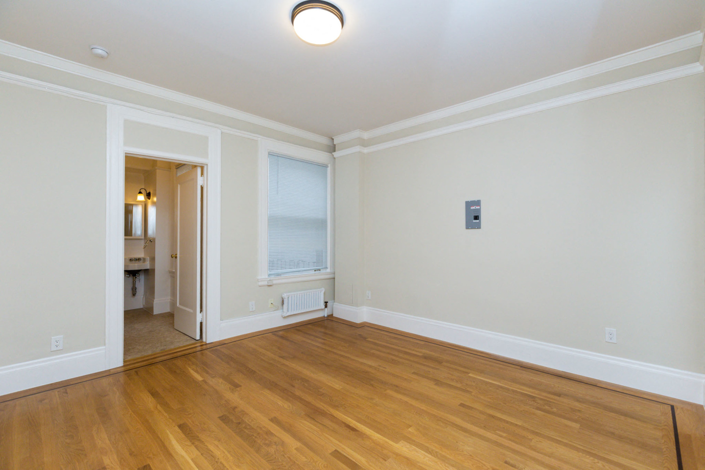 1369 Hyde Image 6