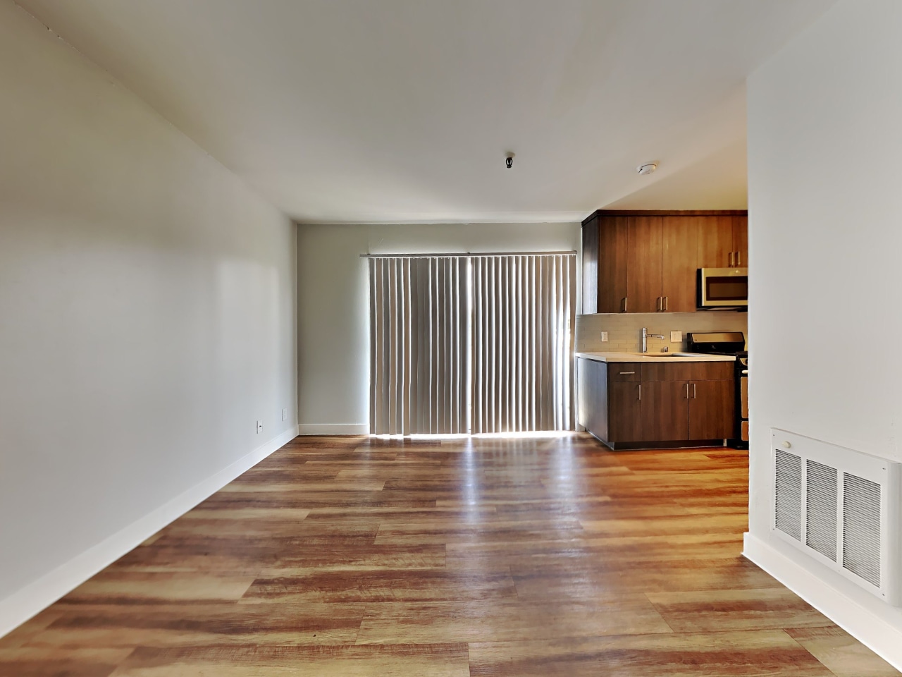 425 East 18th Image 4