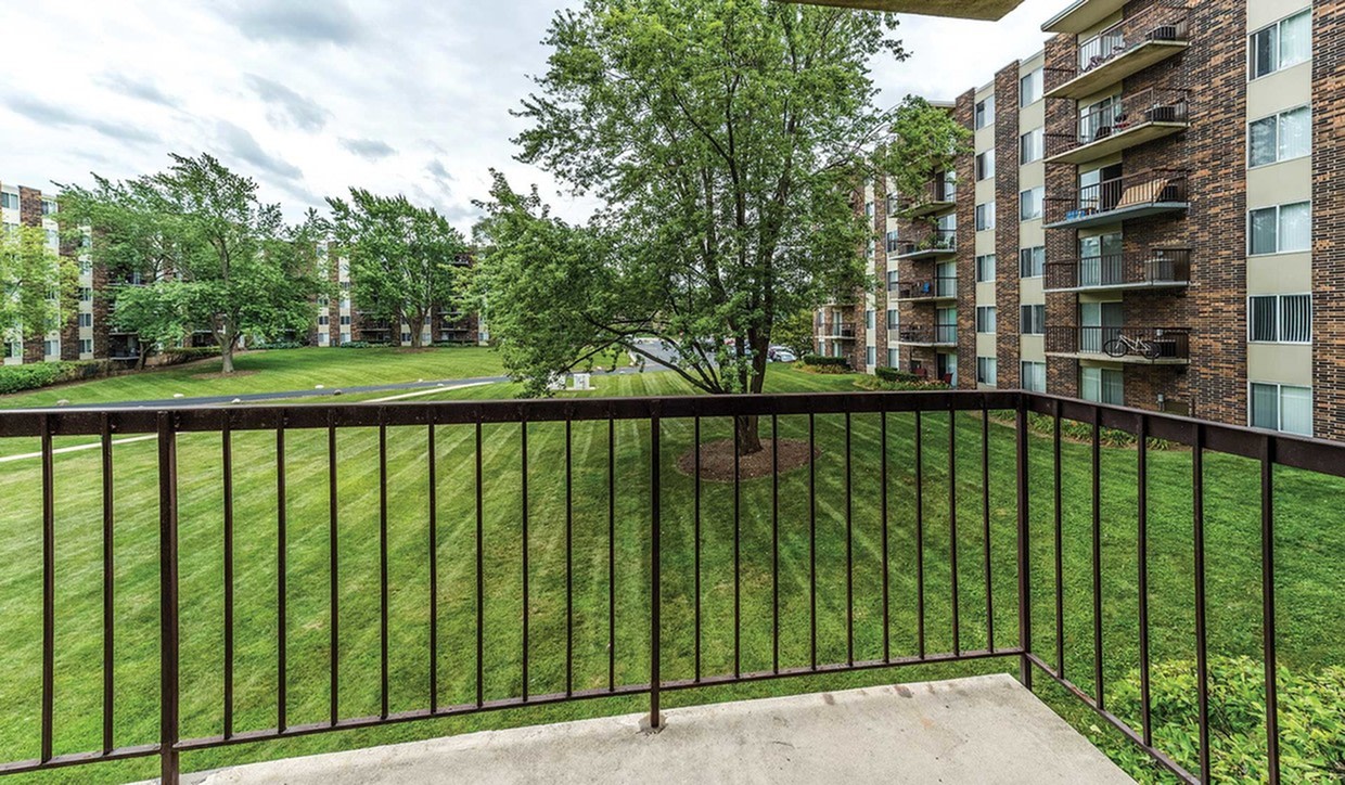 Twin Lake Towers Apartments Image 15