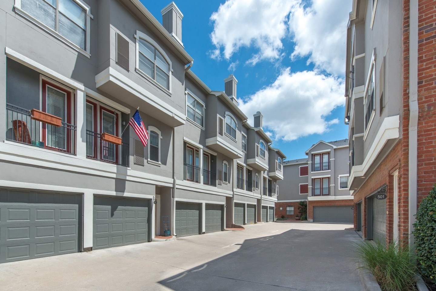 Manchester State Thomas Brownstones Image 3