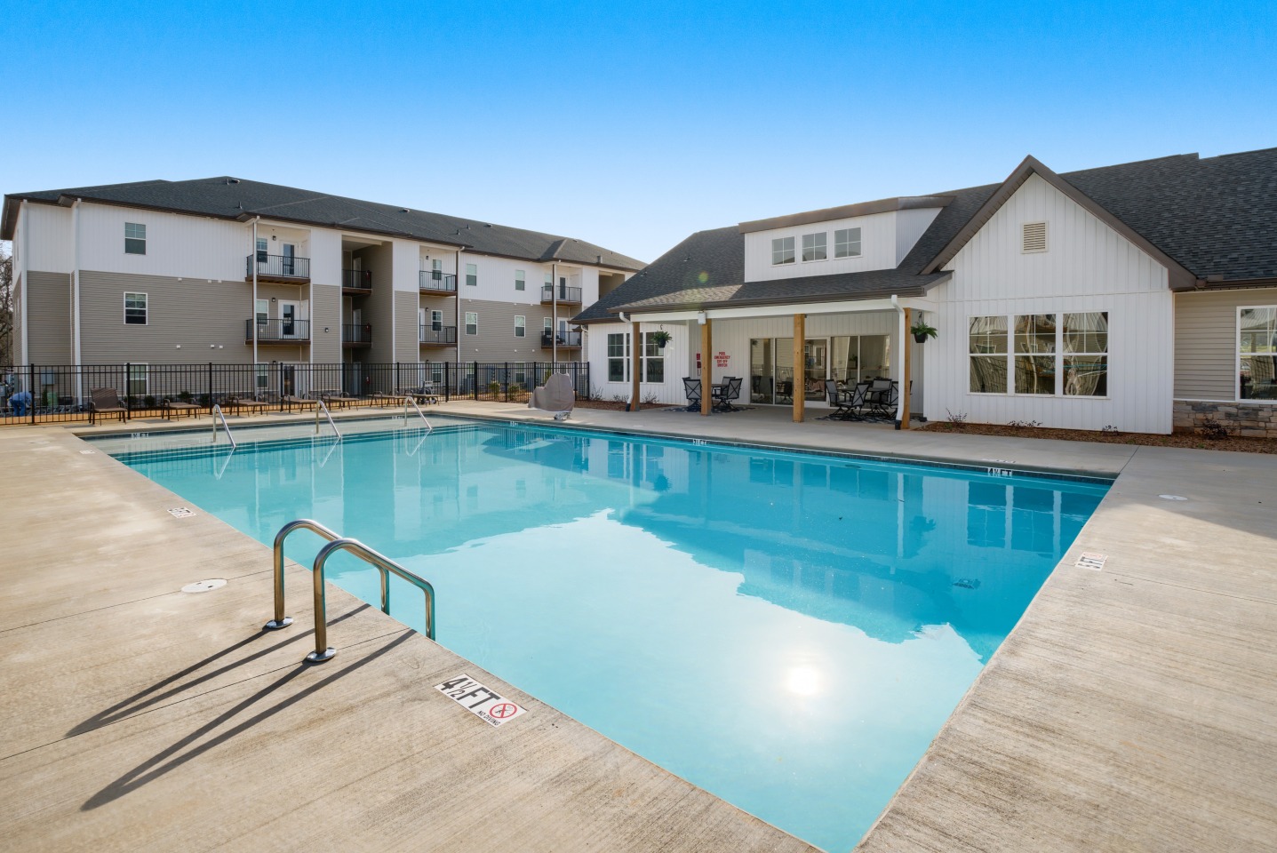 Water's Edge Apartments Image 1