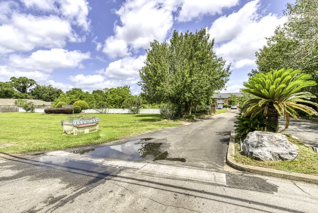 Briarwood Condominiums Image 16