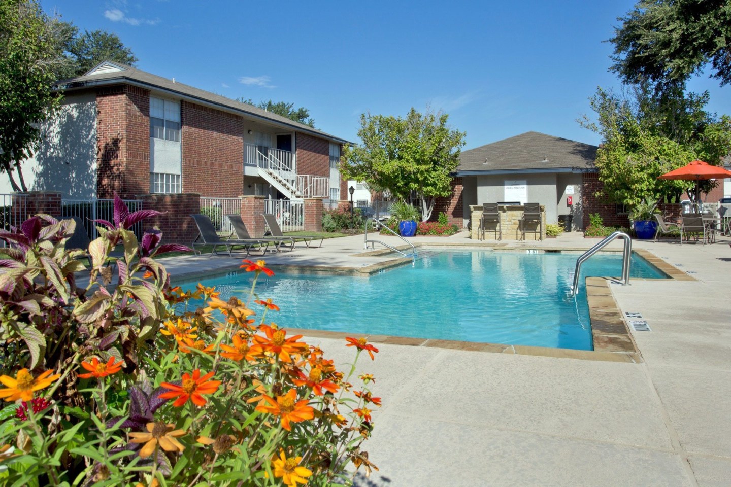 Crestbrook Apartments Image 4
