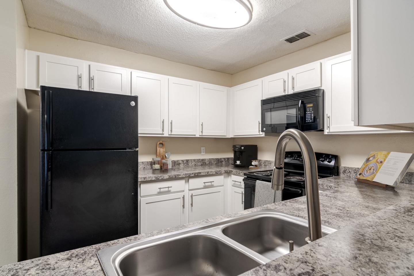 The 1800 at Barrett Lakes Apartments Image 28