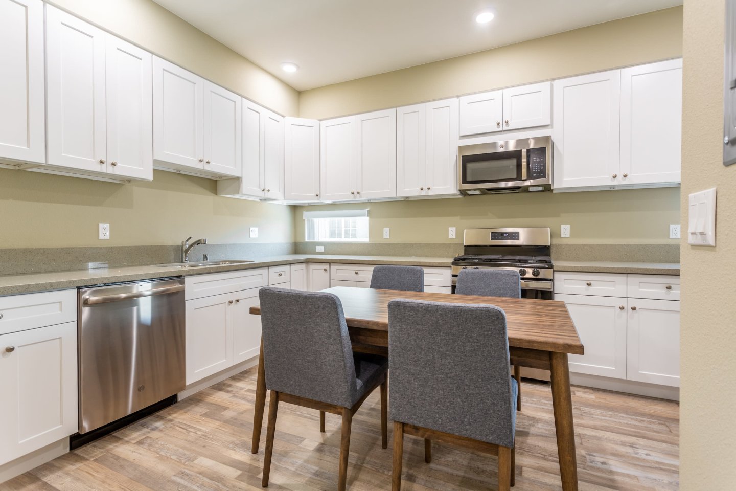 1238 W 37th Place - Co-Living Image 3
