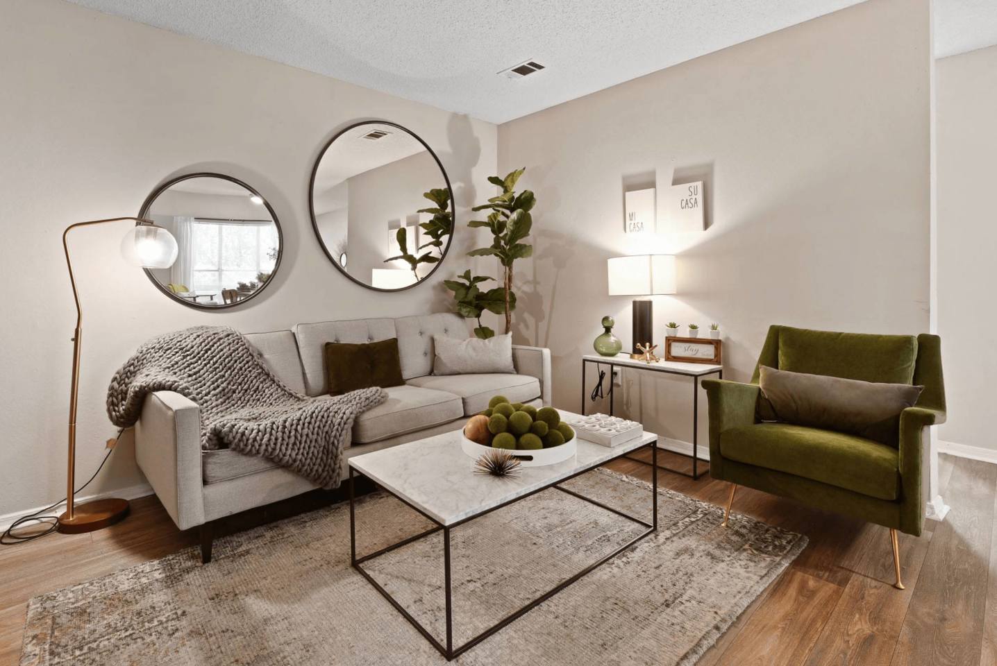 300 Riverside Apartment Homes Image 2