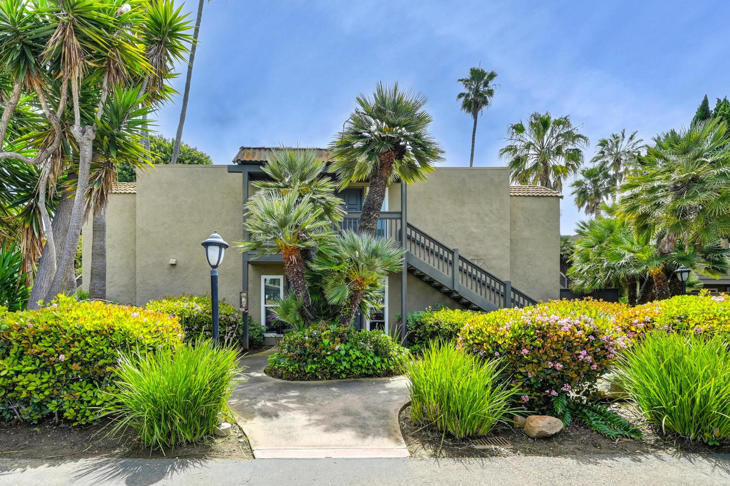 Coast Village Apartment Homes Image 11