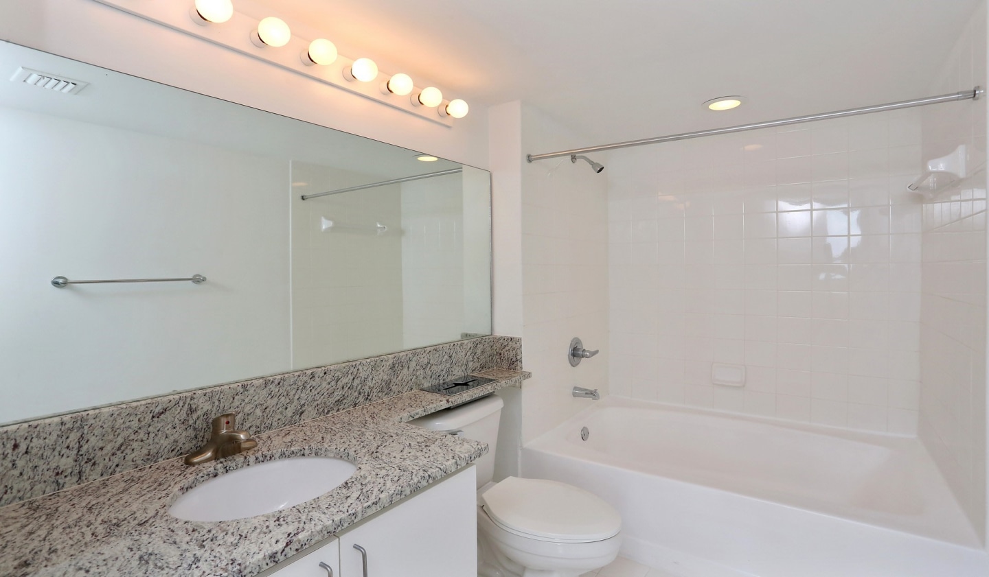 Yacht Club at Brickell Apartments Image 8