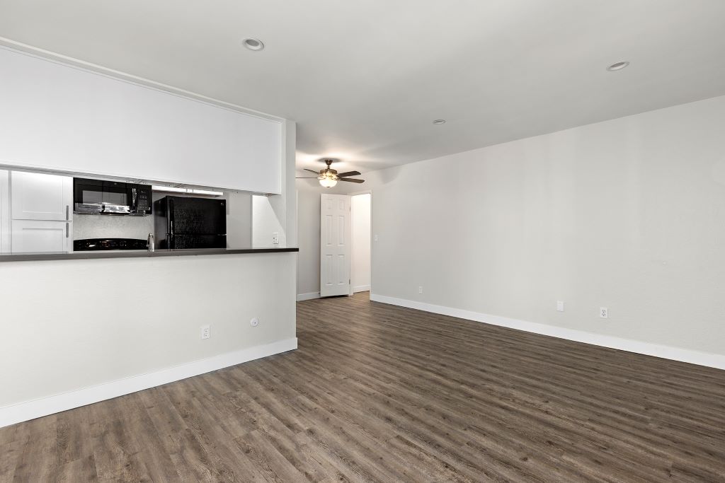 Topanga Canyon Apartments Image 13
