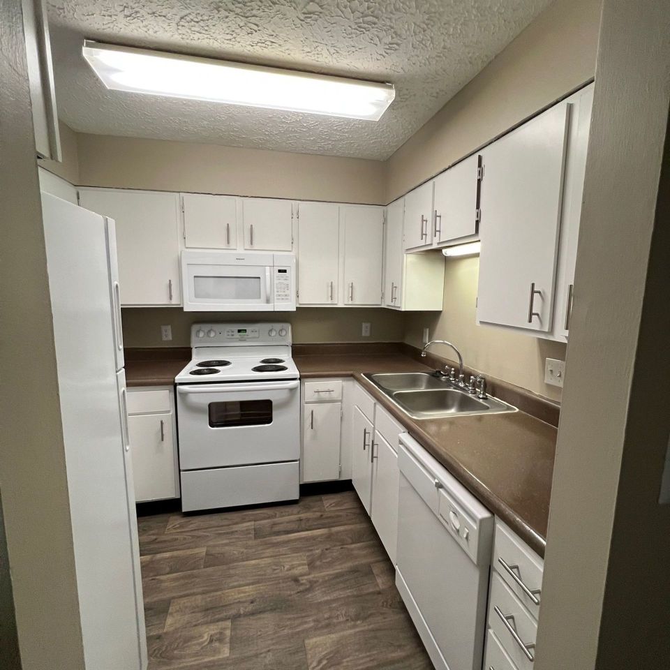 Cross Lakes Apartments Image 14
