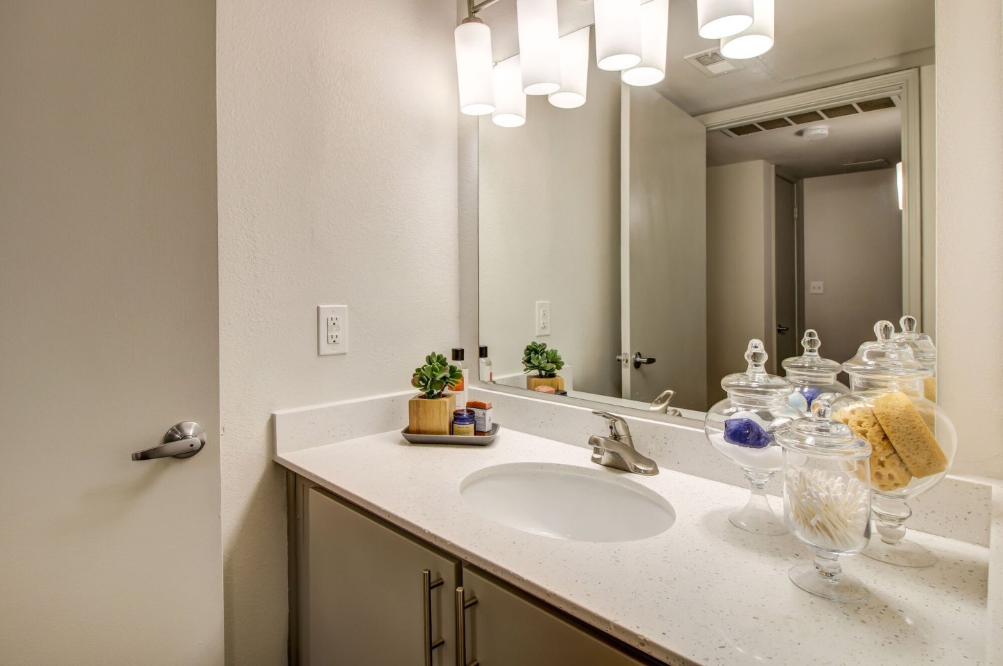 NOAH Apartments Image 16