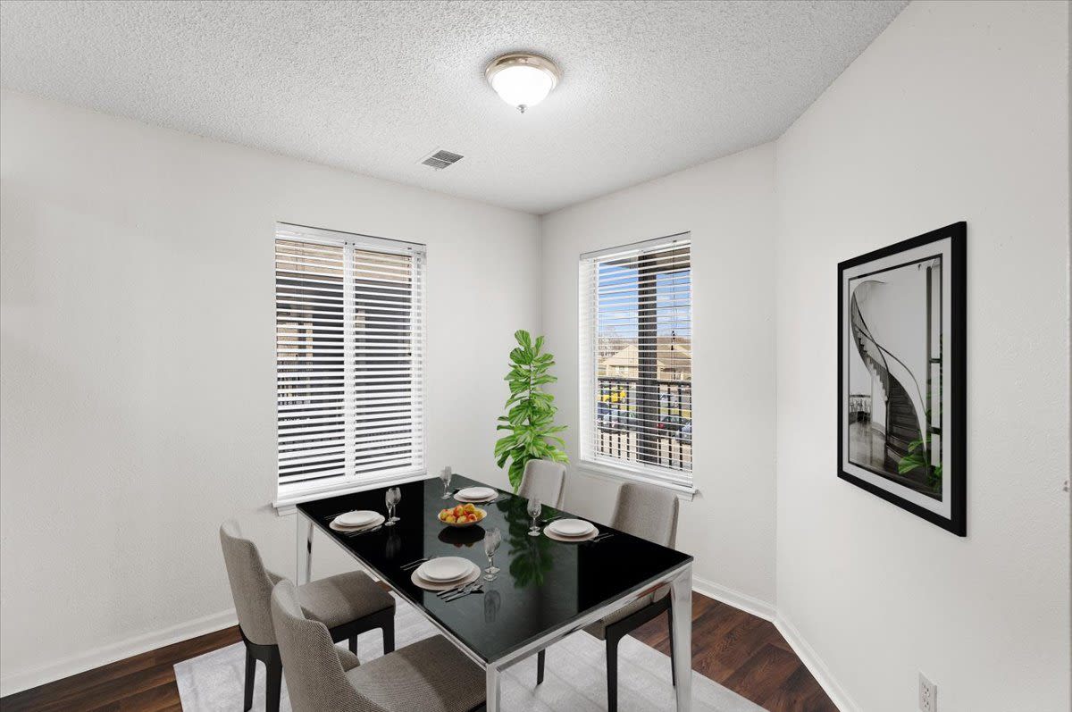 Deerfield Apartments Image 4