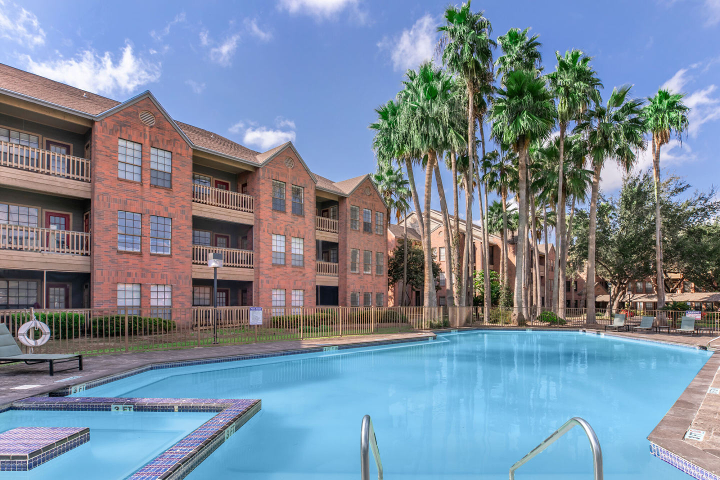 Encino Luxury Apartments Image 2