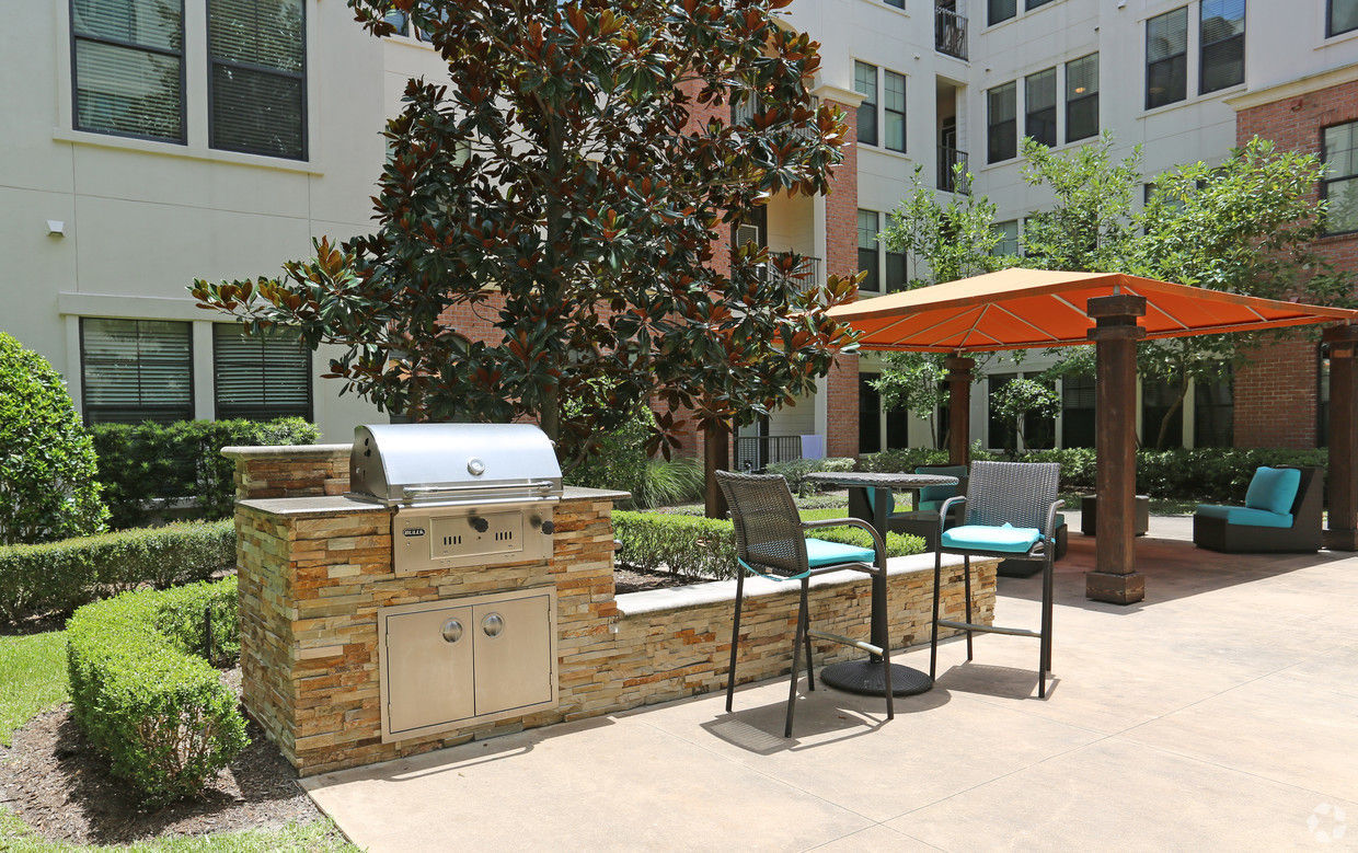 Braeswood Place Image 4