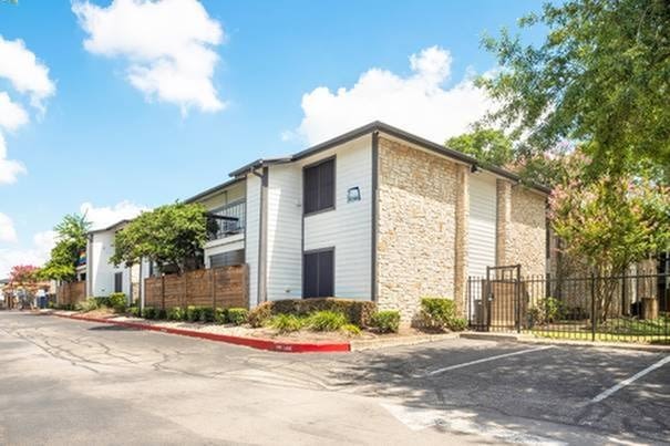Summit at Hyde Park Apartments Image 39