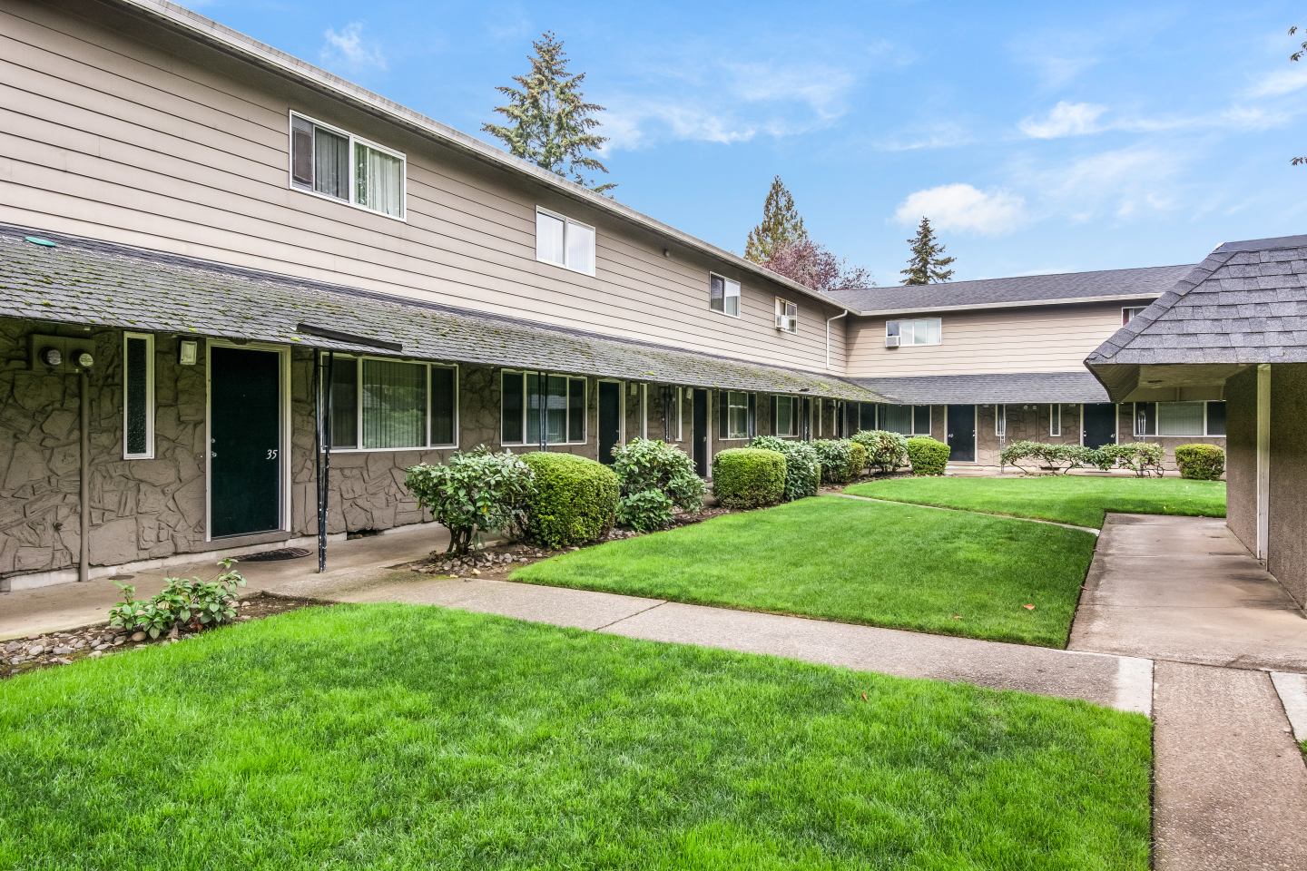Townhouse Square Image 1