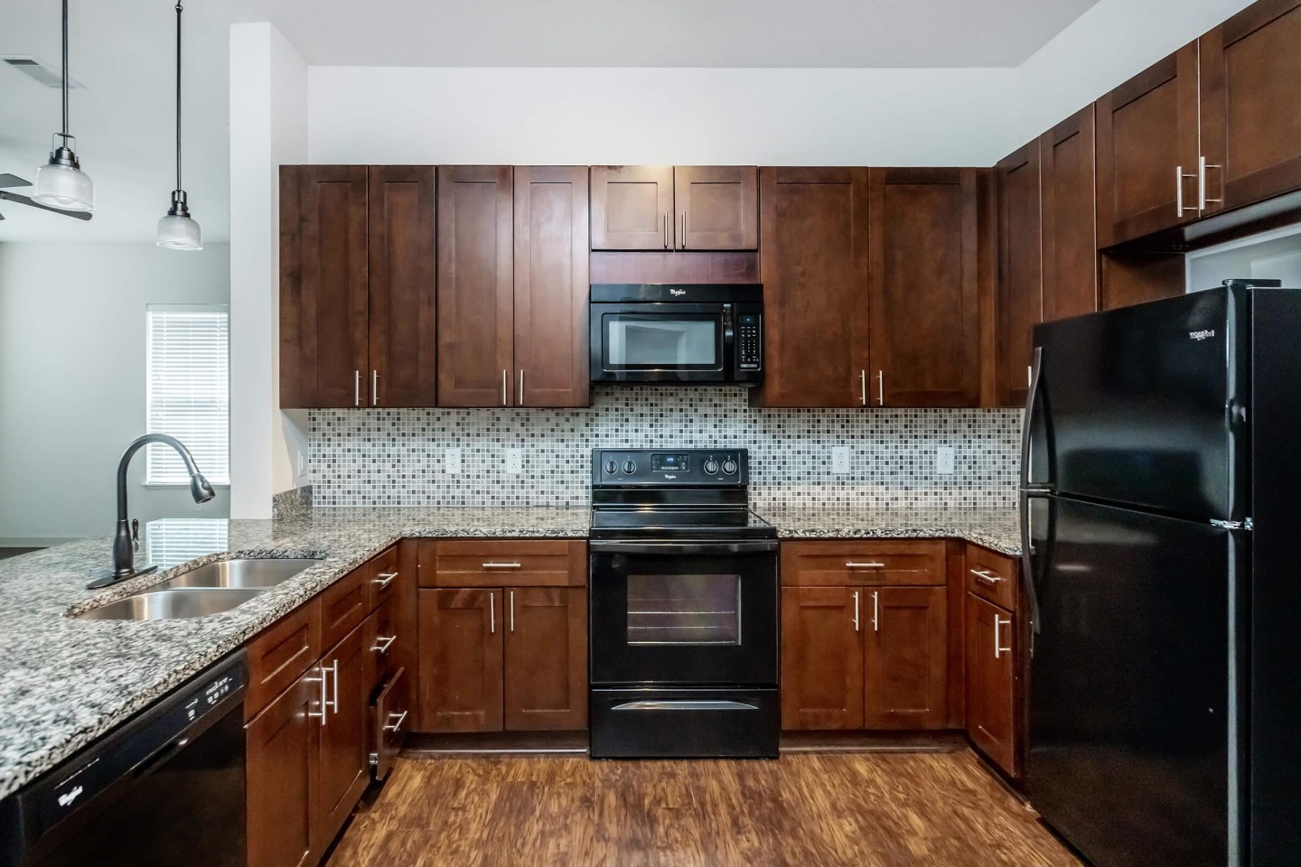 1810 Belcourt Image 28