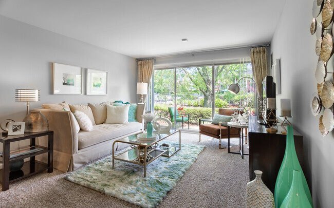 Versailles on the Lakes Oakbrook Image 18