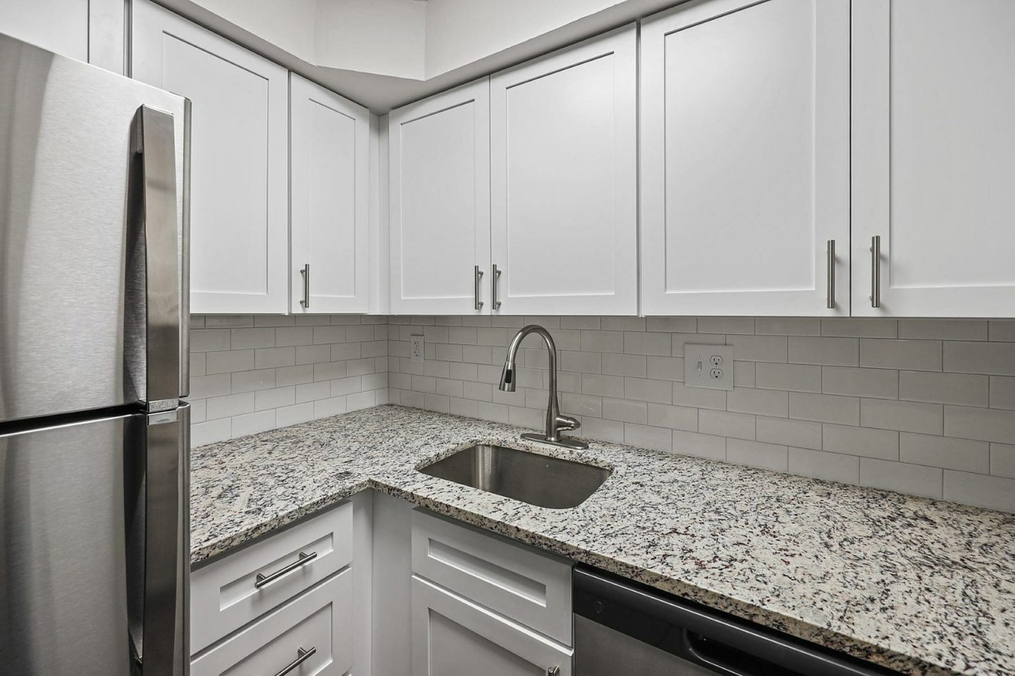 Beacon Pointe Apartments & Townhomes Image 3