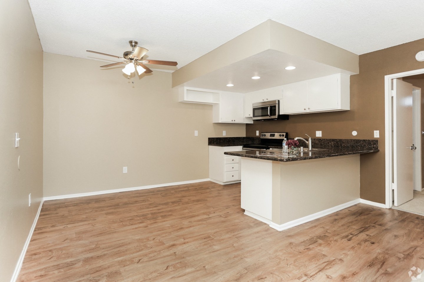 Cross Roads Apartments Image 12