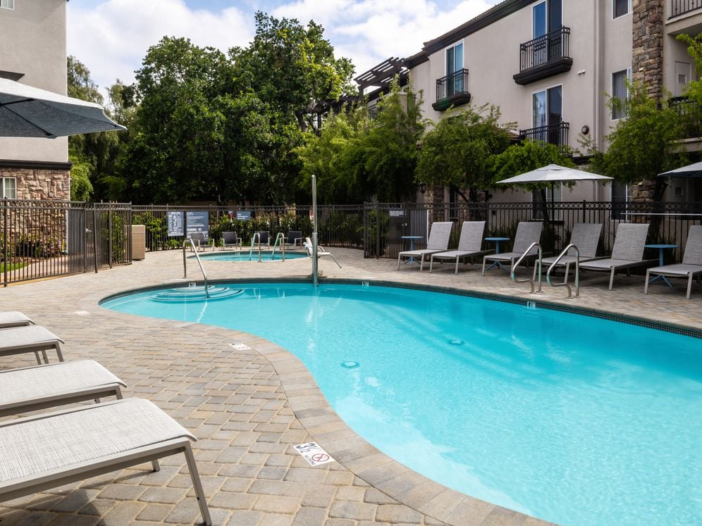 Avalon Thousand Oaks Plaza Image 23