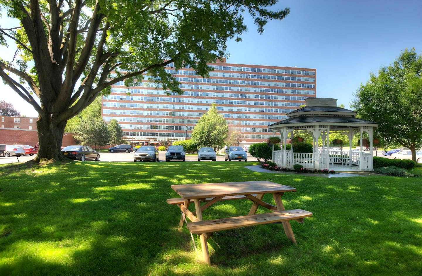 1600 East Avenue Apartments Image 2
