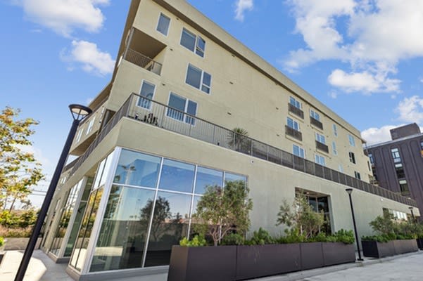 2221 Western Image 24