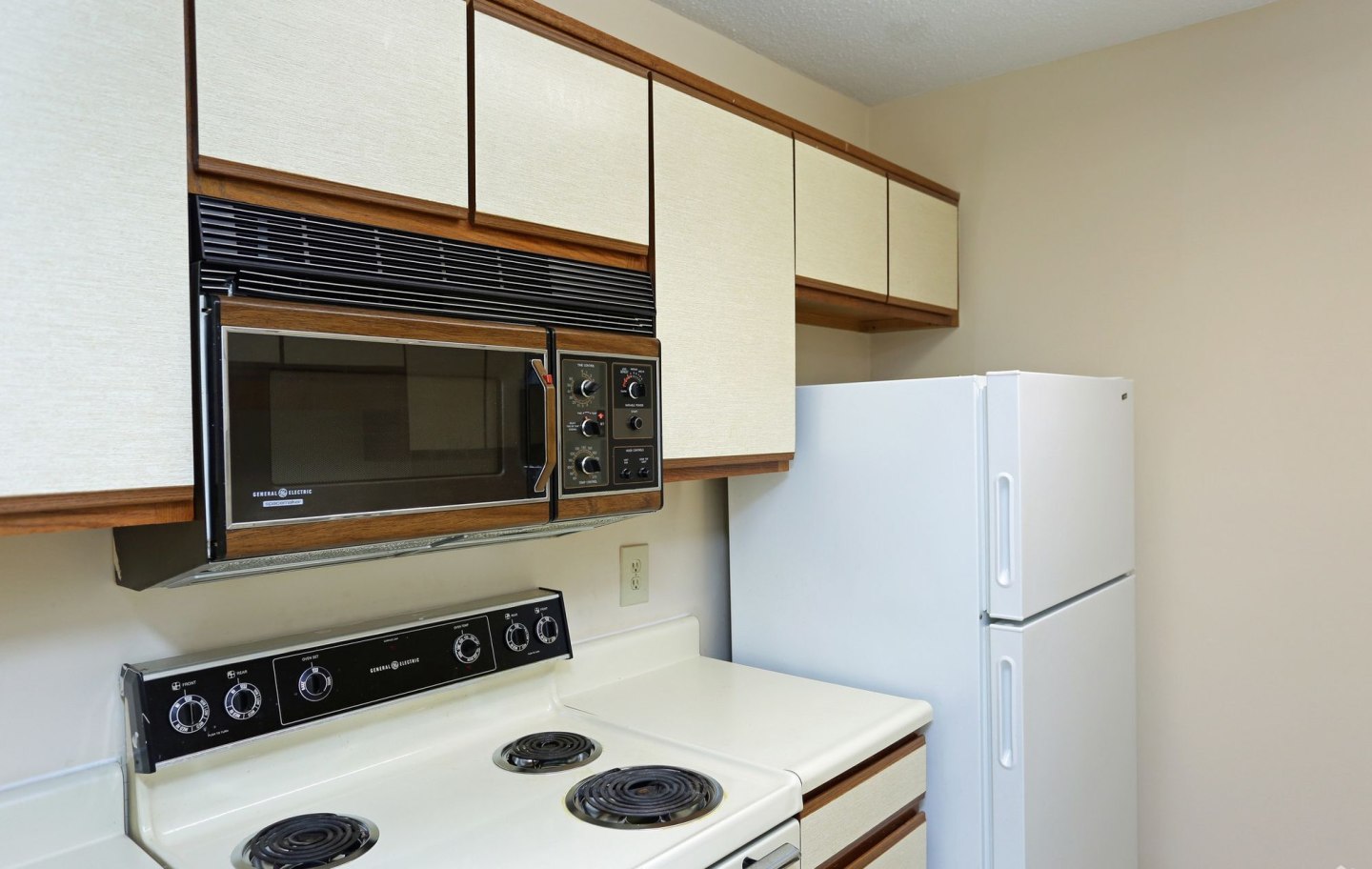 2800 McFarland Apartment Homes Image 2