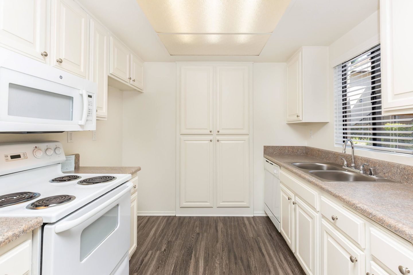 Emerald Court Apartment Homes Image 3