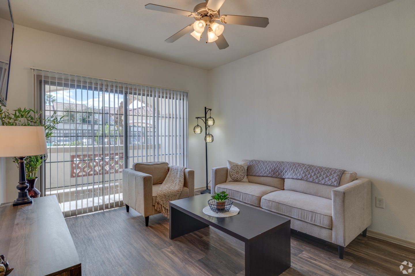 Del Mar Apartments Image 4