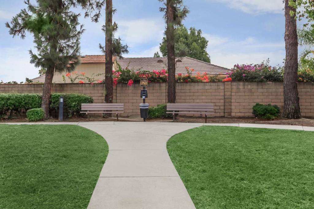 Senior Housing - Villa Serena Senior Apartments Image 3