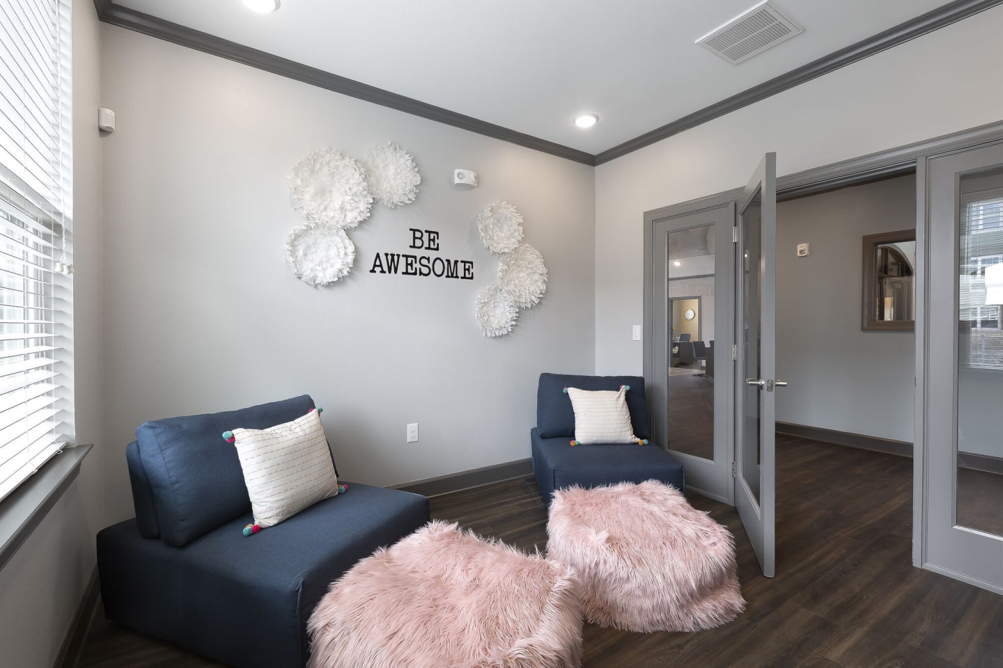 Pointe at Crestmont Apartments - Affordable Housing Image 11