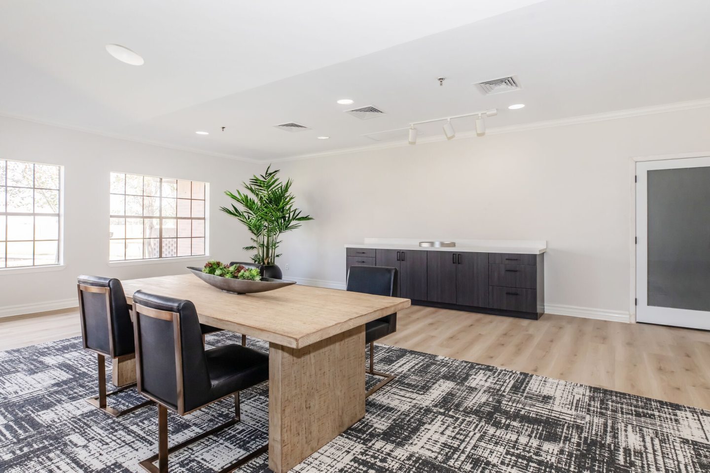 Encino Luxury Apartments Image 9