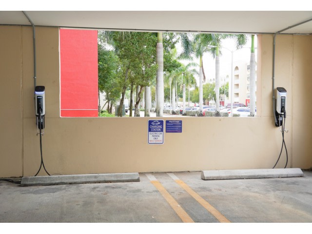 Country Club Towers Image 28