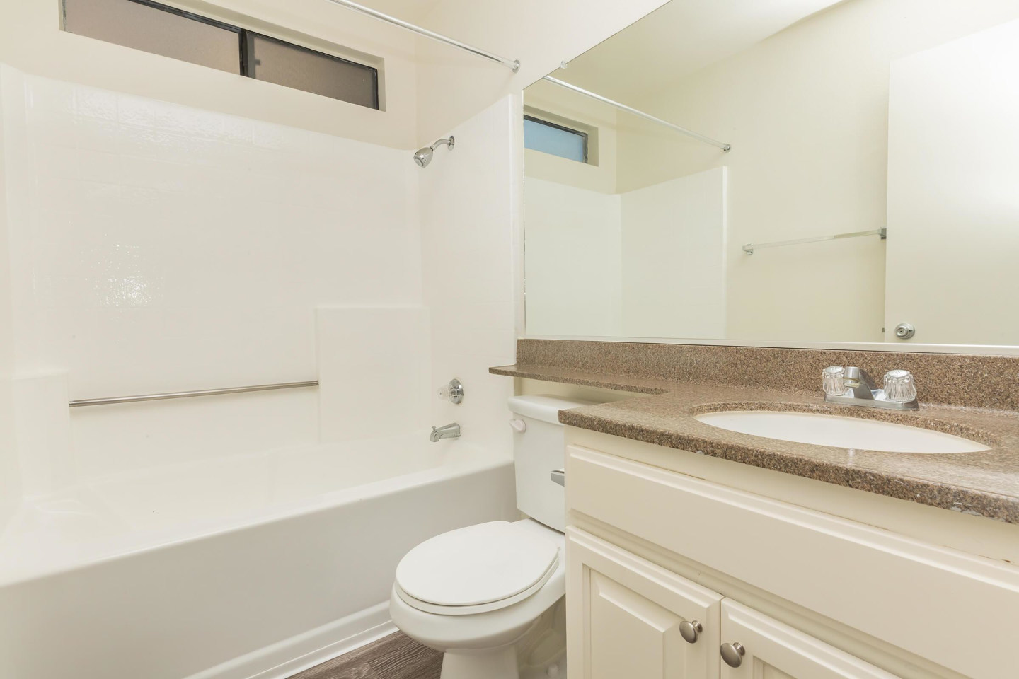Emerald Court Apartment Homes Image 5