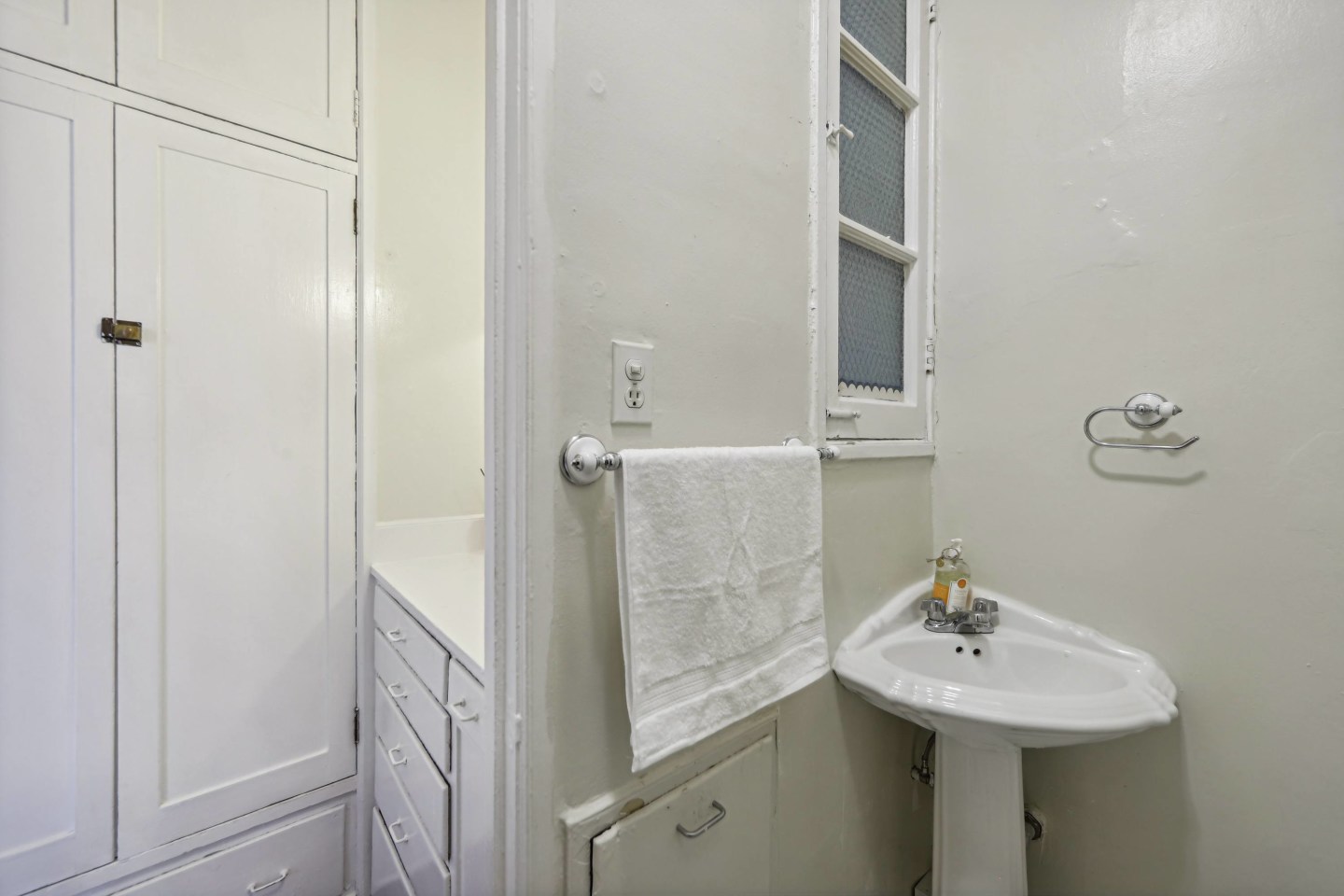 899 Green Street Image 5