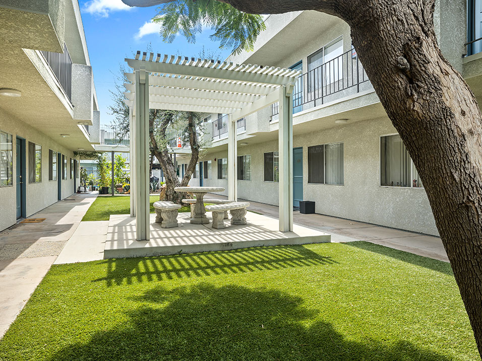 Sherman Oaks Gardens Image 23
