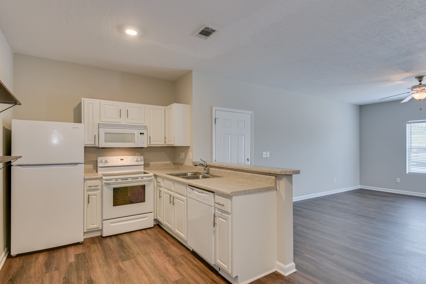 The Vista Apartments and Townhomes Image 12